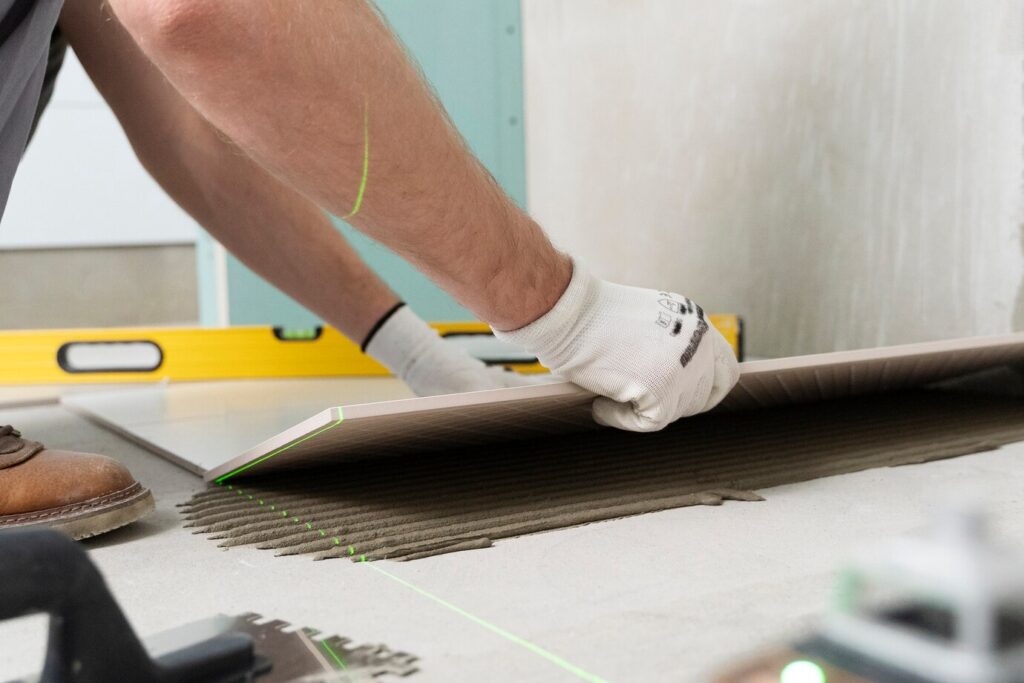 tiler-trabajando-renovacion-apartamento_23-2149278630